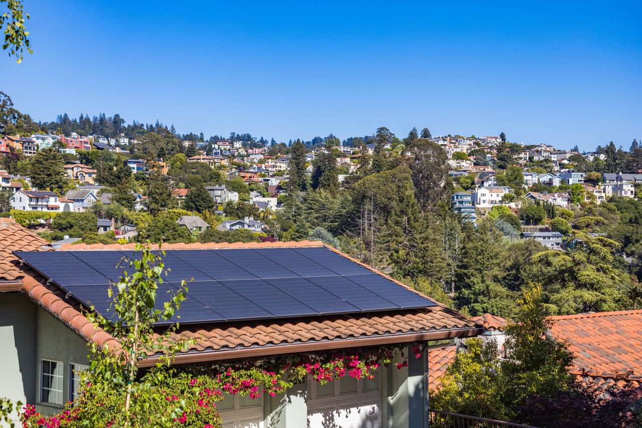 Instalação de painéis solares em residência